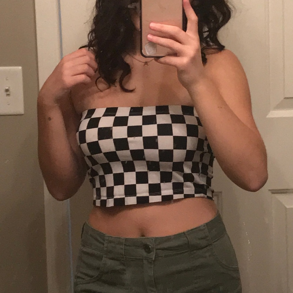 Adorable checkered tube top 🖤